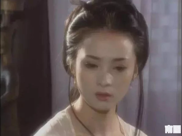 无耻家庭凯伦最经典的三个角色：从叛逆少女到复杂女性，如何塑造了她们的独特魅力与深度