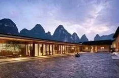 与讨厌的人出差住温泉酒店，意外发现彼此的共同点和相处之道，让这次旅行变得别具一番风味