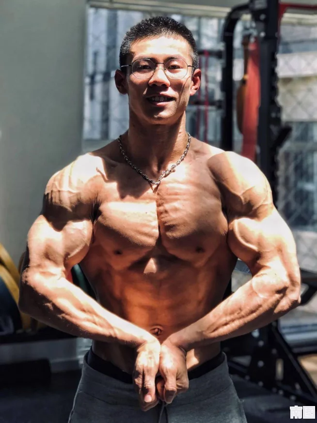 欧美同性Gary猛男：网友热议其健美身材与自信魅力，认为打破了传统审美观念，引发广泛关注和讨论